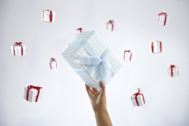 男子展示蓝色礼品盒图片下载