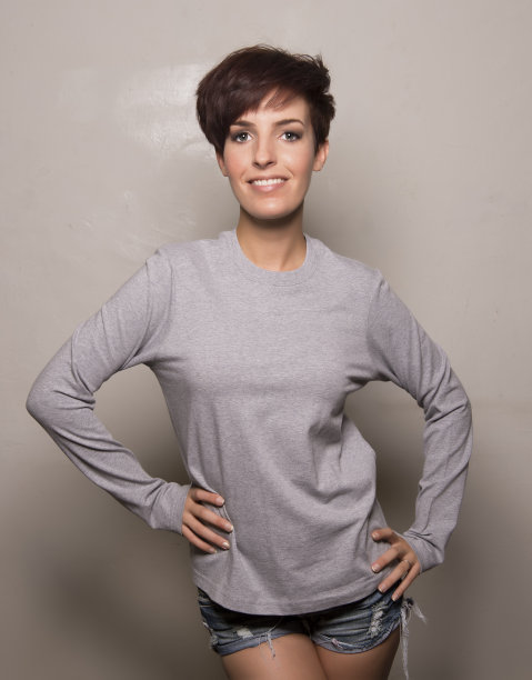 穿着灰色空白t恤的女性图片下载