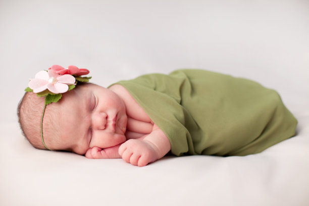 新生女婴平静睡眠的彩色图像图片下载