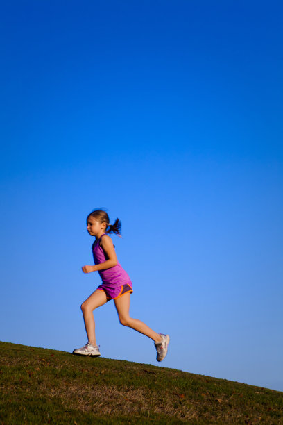 小女孩在夕阳下奔跑图片下载