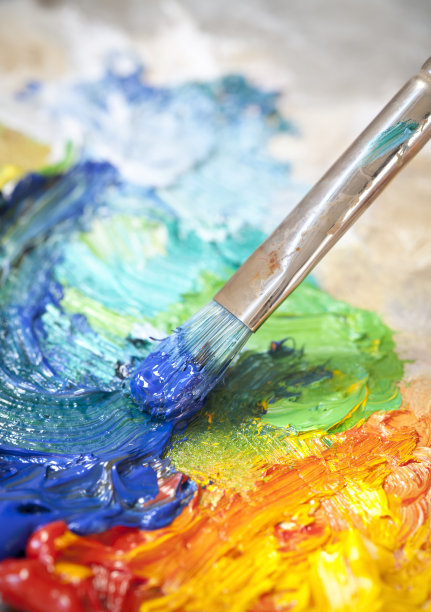 用画笔在古典调色板上画油画图片下载