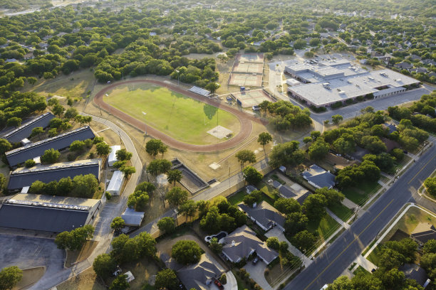 德克萨斯州中部靠近奥斯汀的高中鸟瞰图图片下载