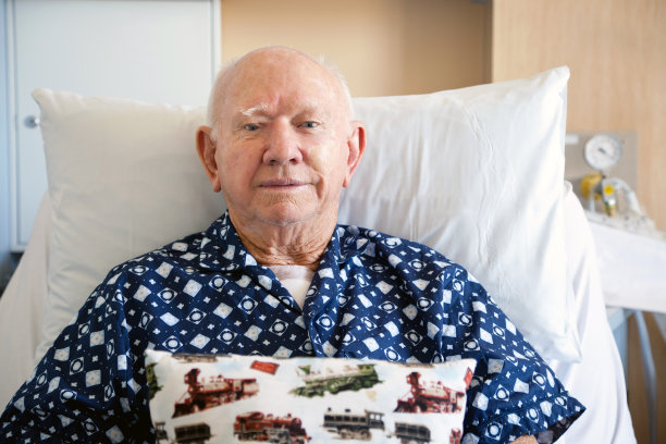 在医院病床上的严肃的老人图片下载