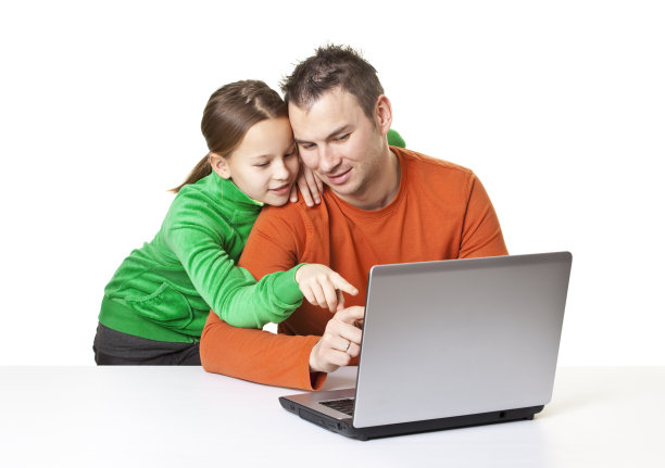父亲和女儿在电脑前图片下载