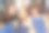 妈妈带着两个年幼的女儿在体育场参加体育赛事图片下载