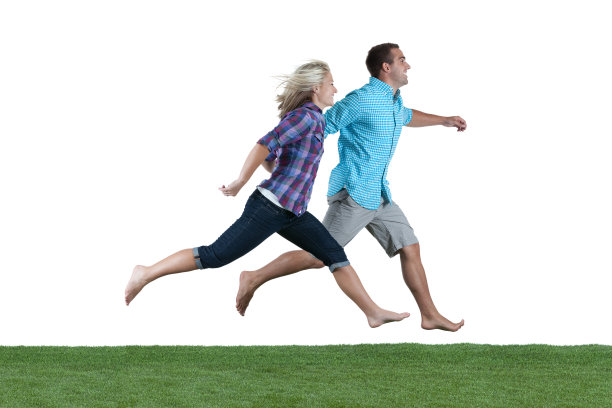 一对夫妇在草坪上跑步图片下载