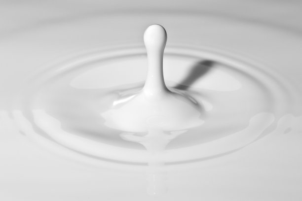 飞溅的牛奶图片下载