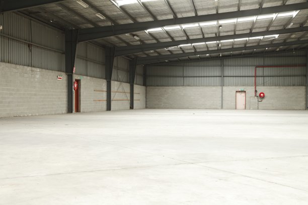 空荡荡的仓库，有灯，水泥地板图片下载