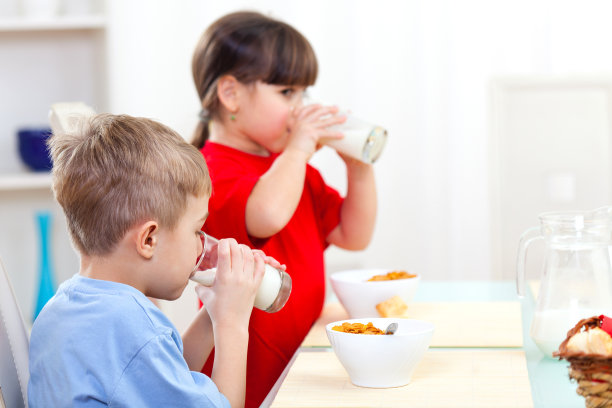 孩子喝牛奶图片下载