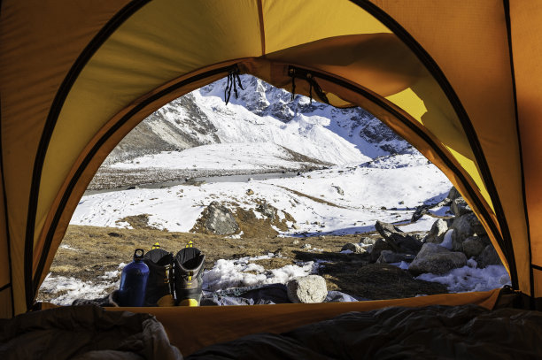 望着帐篷外的雪山图片下载