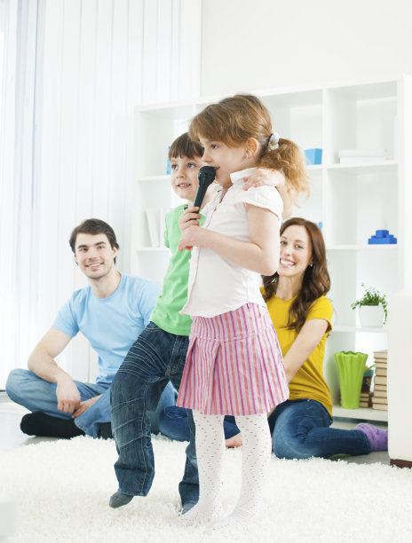 家人一起唱卡拉ok图片下载