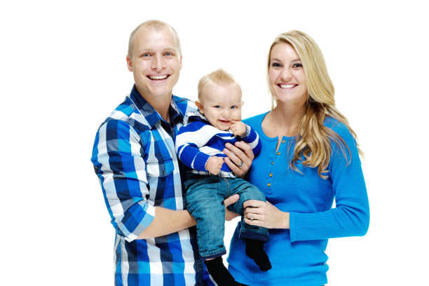 一对幸福的年轻夫妇和他们的孩子图片下载