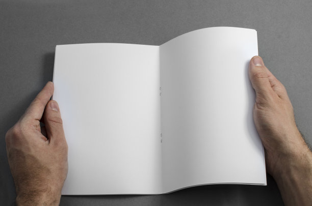 拿着一本空白的小册子图片下载