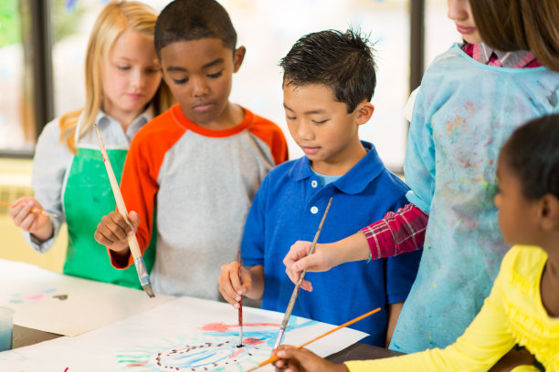 艺术中心的孩子们图片下载