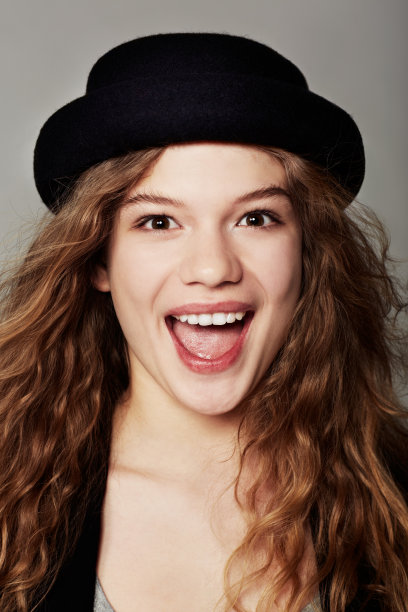 她快乐又时髦图片下载