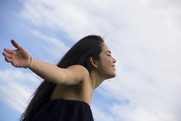 展望未来的女人图片下载