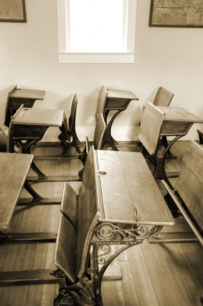 学生课桌和阳光图片下载