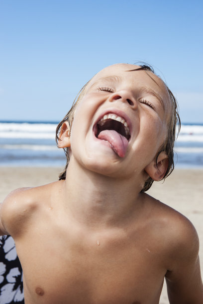 海滩上的男孩表情很搞笑图片下载