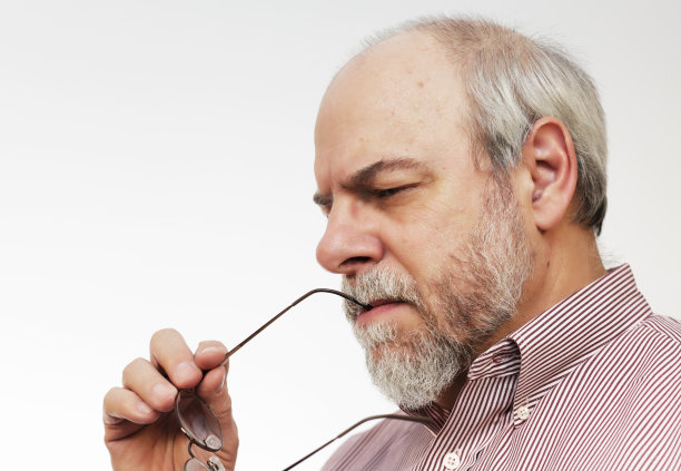 戴眼镜的商人在努力思考图片下载