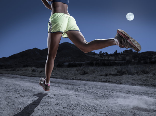 满月跑步图片下载