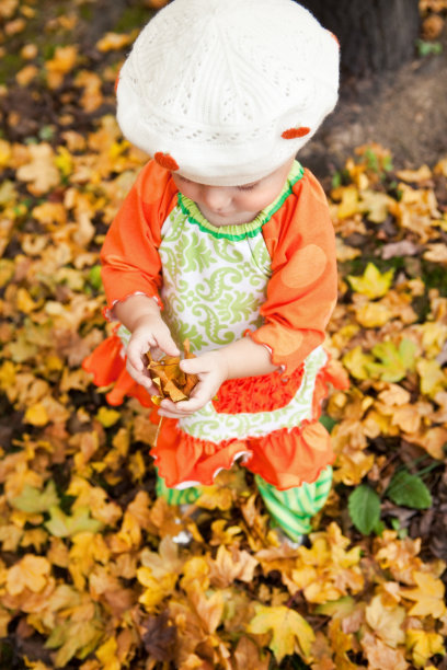 发现落叶的小女孩图片下载