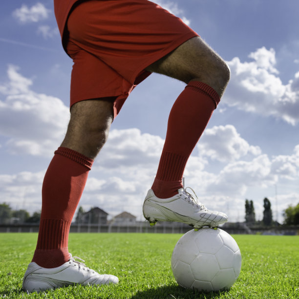 足球运动员在赛场上图片下载