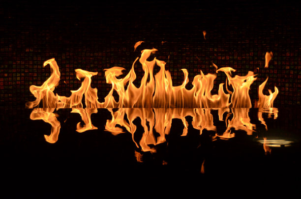 火焰火焰水反射对称图片下载