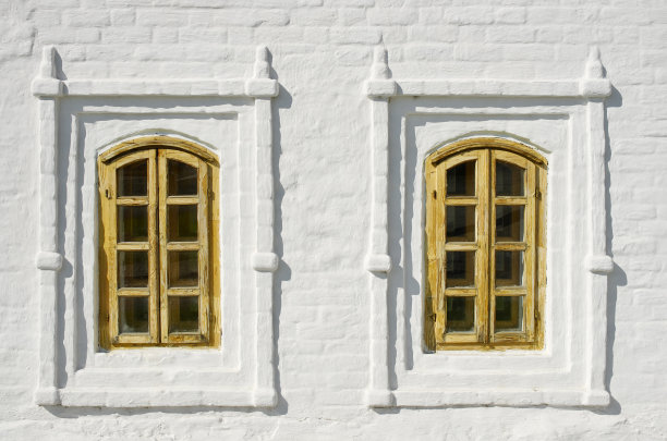 白色砖墙上的两扇窗户图片下载