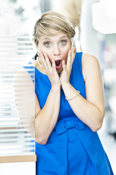 年轻女子看起来很惊讶图片下载