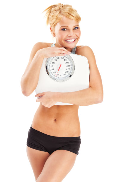 迷人的年轻女子拥抱秤图片下载