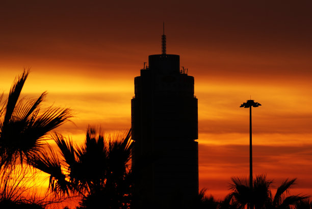 日落时的建筑物剪影图片下载