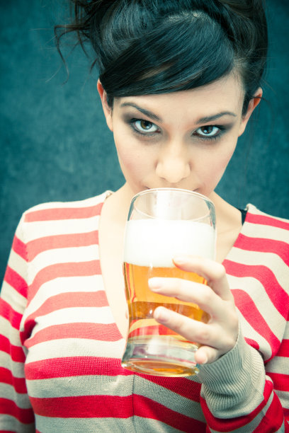 一小口新鲜啤酒图片下载