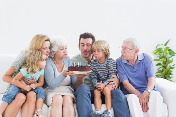 全家吹生日蛋糕的蜡烛图片下载