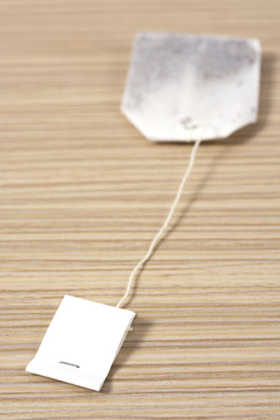 桌上有白色标签的茶包图片下载