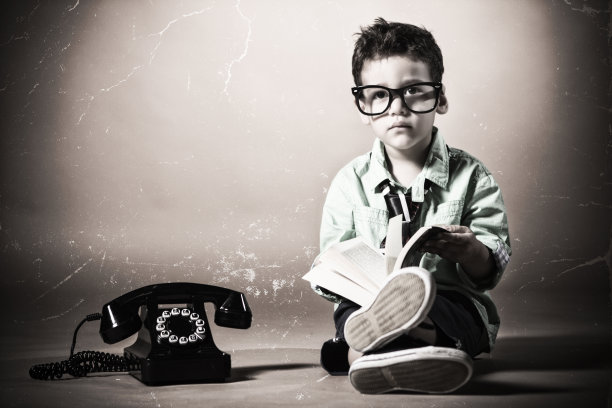 聪明的小男孩图片下载