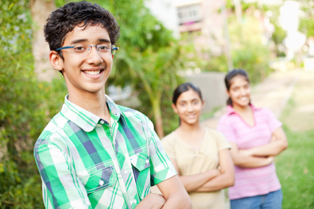 户外肖像一群兴高采烈的印度青少年看着你图片下载