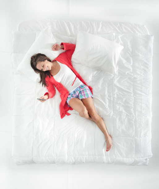 以上是女性使用手机的照片图片下载