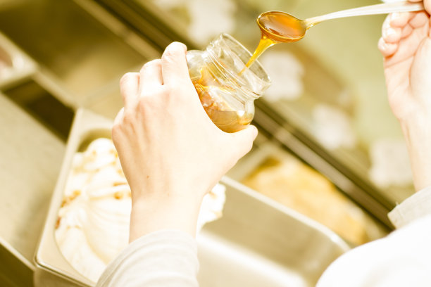 女人得到勺子蜂蜜-小企业图片下载