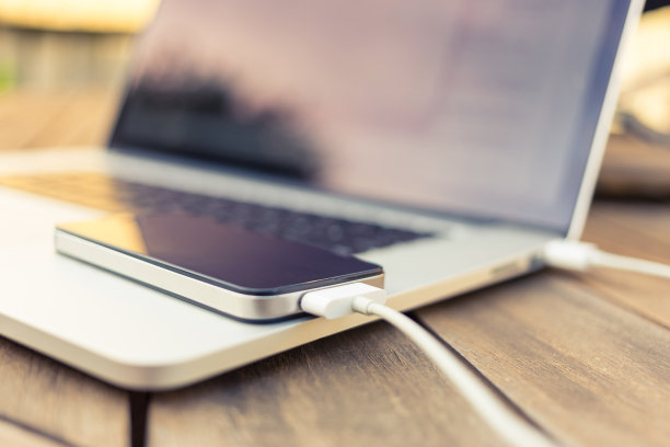 用笔记本电脑给智能手机充电图片下载