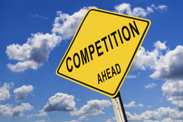 前方比赛道路警告标志图片下载