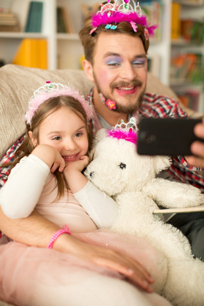 可爱的女儿和她的父亲正在享受公主时光。图片下载