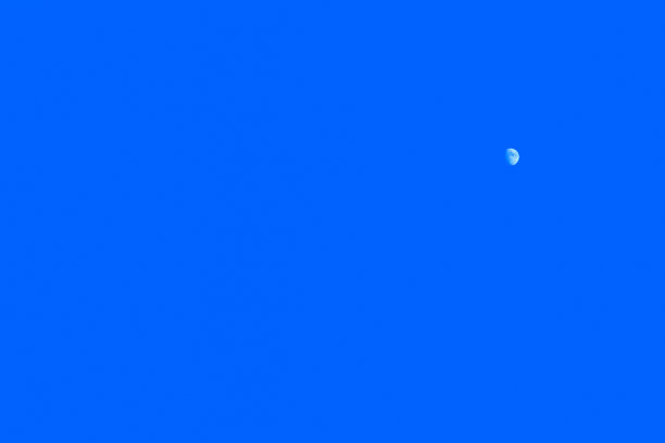 蓝天里的月亮图片下载