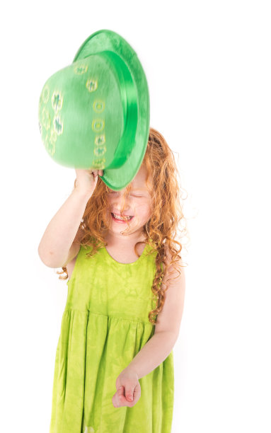 长红发女孩拿着帽子庆祝圣帕特里克节图片下载