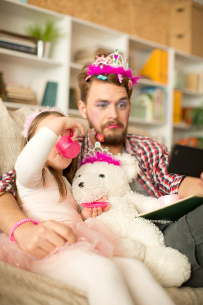 可爱的女儿和她的父亲正在享受公主时光。图片下载