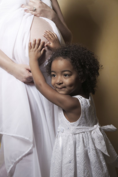 我感觉到他在踢我!图片下载