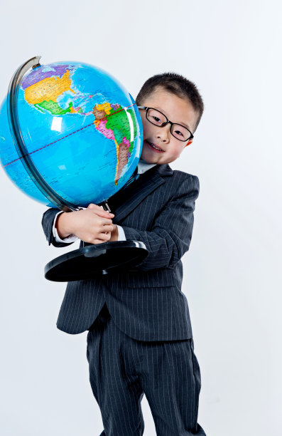 有地球仪的小男孩图片下载