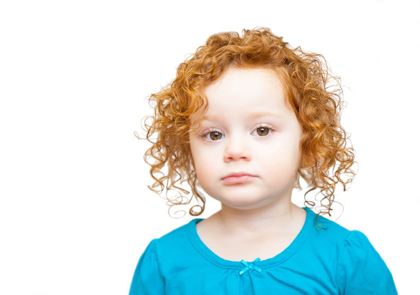 悲伤的女孩与卷曲的红头发孤立在白色图片下载