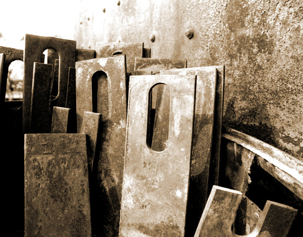 带有椭圆形孔的长矩形金属板条图片下载