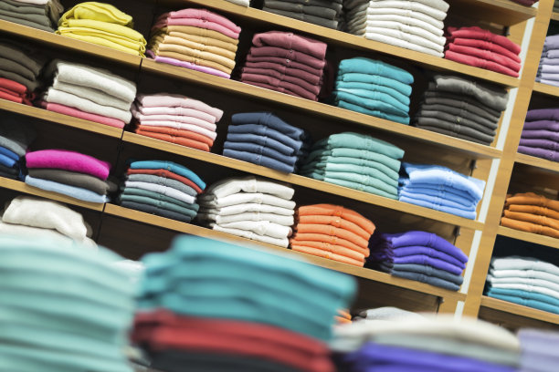 毛衣、羊毛衫和运动衫堆放在架子上图片下载