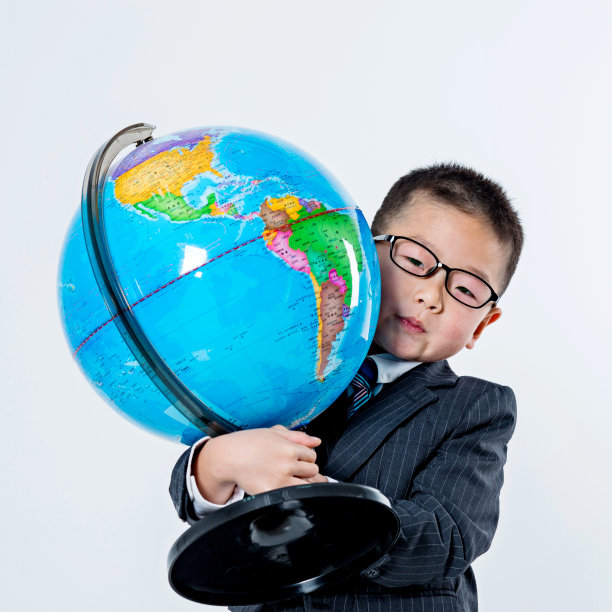 有地球仪的小男孩图片下载